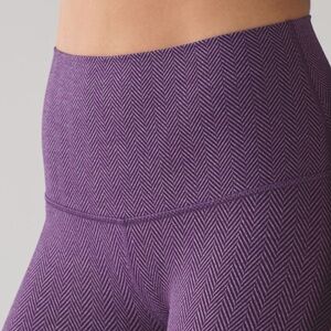 💕 LULULEMON wunder under, giant herringbone black grape heathered purple size 4
